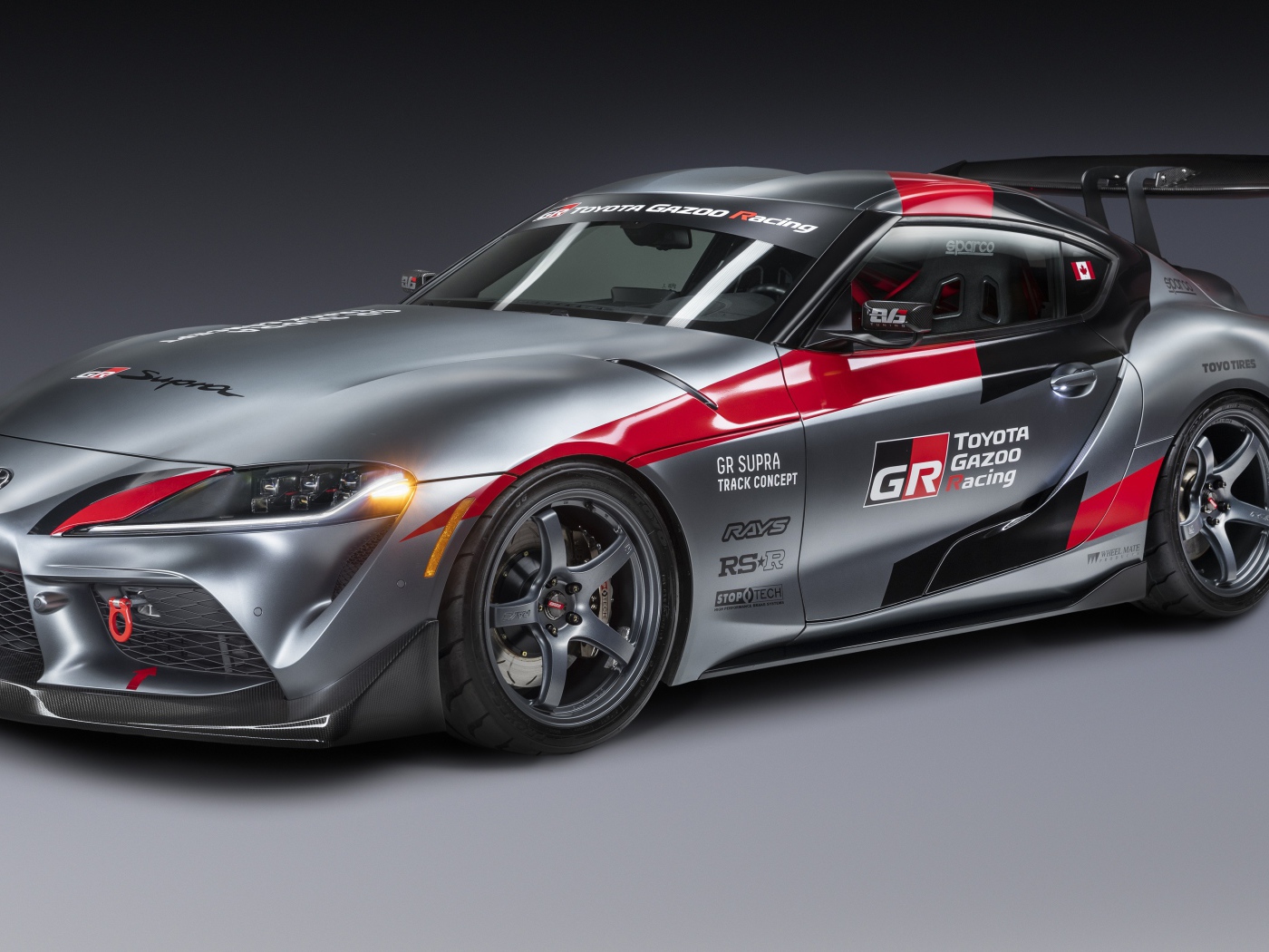 Автомобиль Toyota GR Supra,  2020 года на сером фоне 