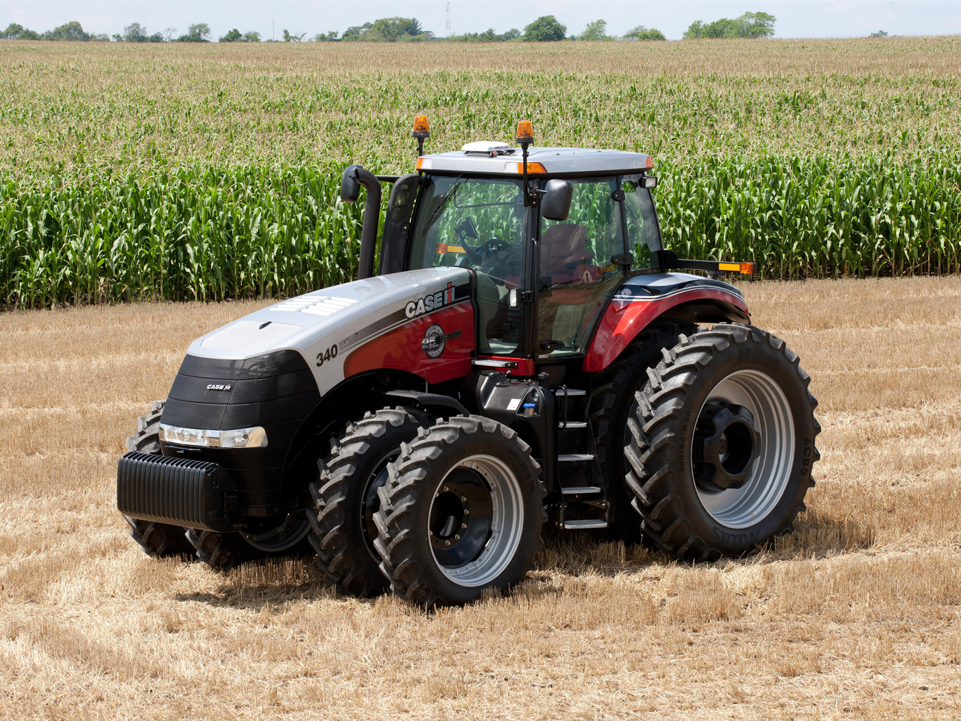 Трактор Case на кукурузном поле 
