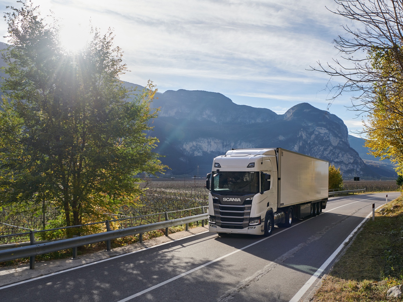 Дальнобойная фура Scania Roads Trucks R410 на трассе в горах 