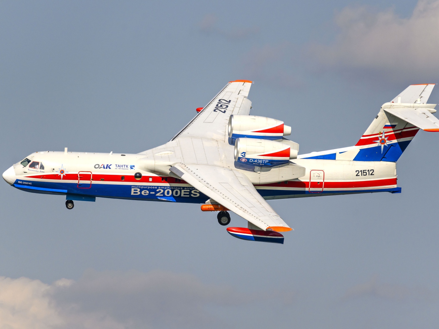 Транспортный самолет Be-200ES совершает полет 