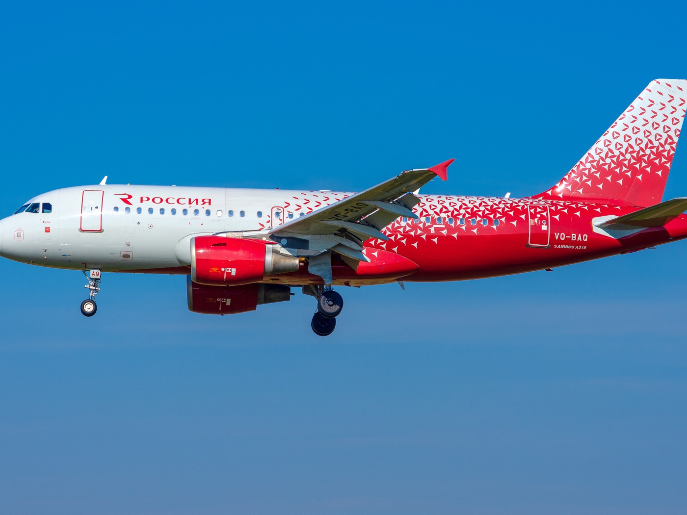 Большой пассажирский самолет в голубом небе 