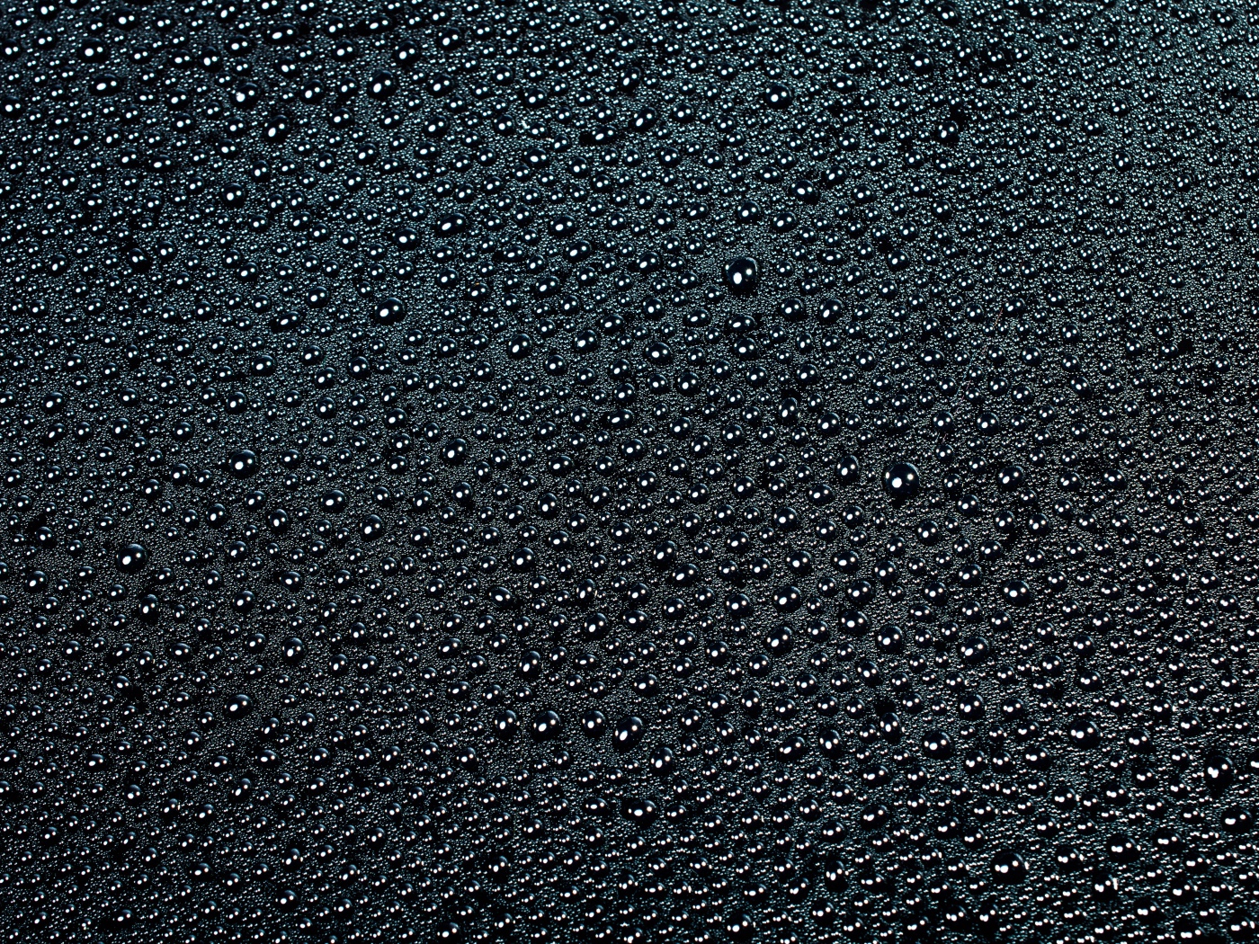 Черный фон с каплями воды 