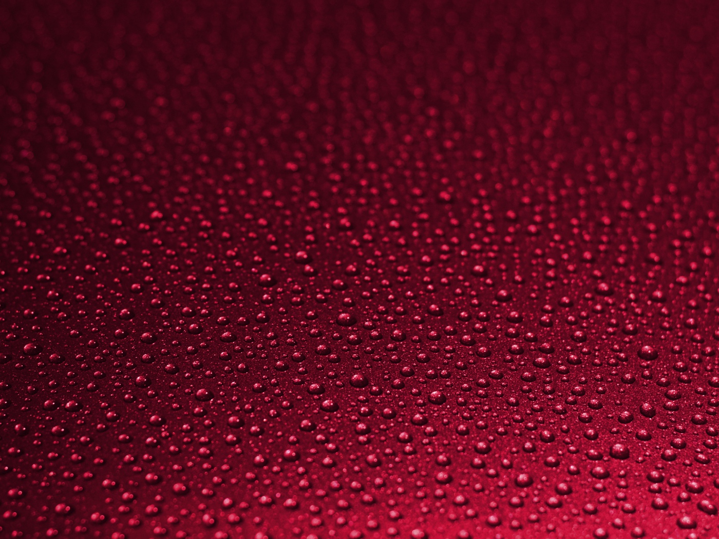 Красный фон с каплями воды 