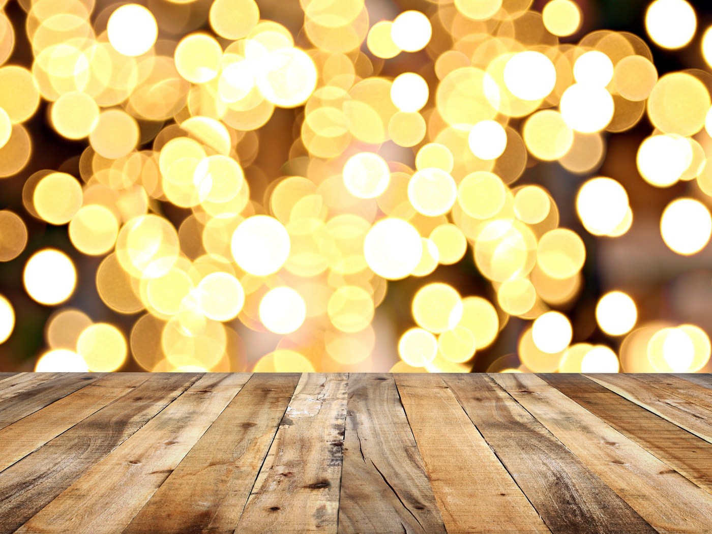 Деревянные доски и золотой фон боке