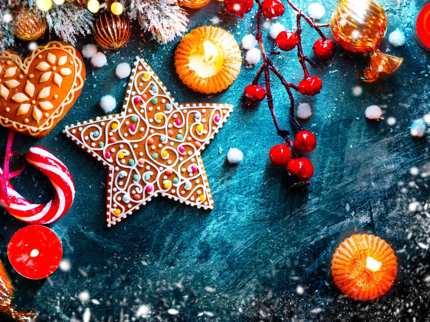 Рождественские пряники с игрушками на столе 