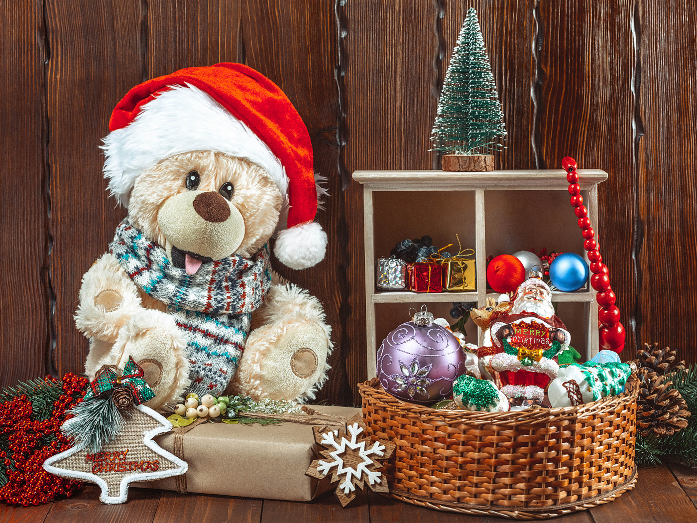 Мишка Тедди с подарками на Рождество 