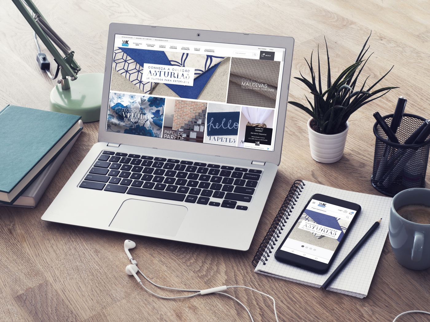 Ноутбук с канцелярскими предметами на столе 