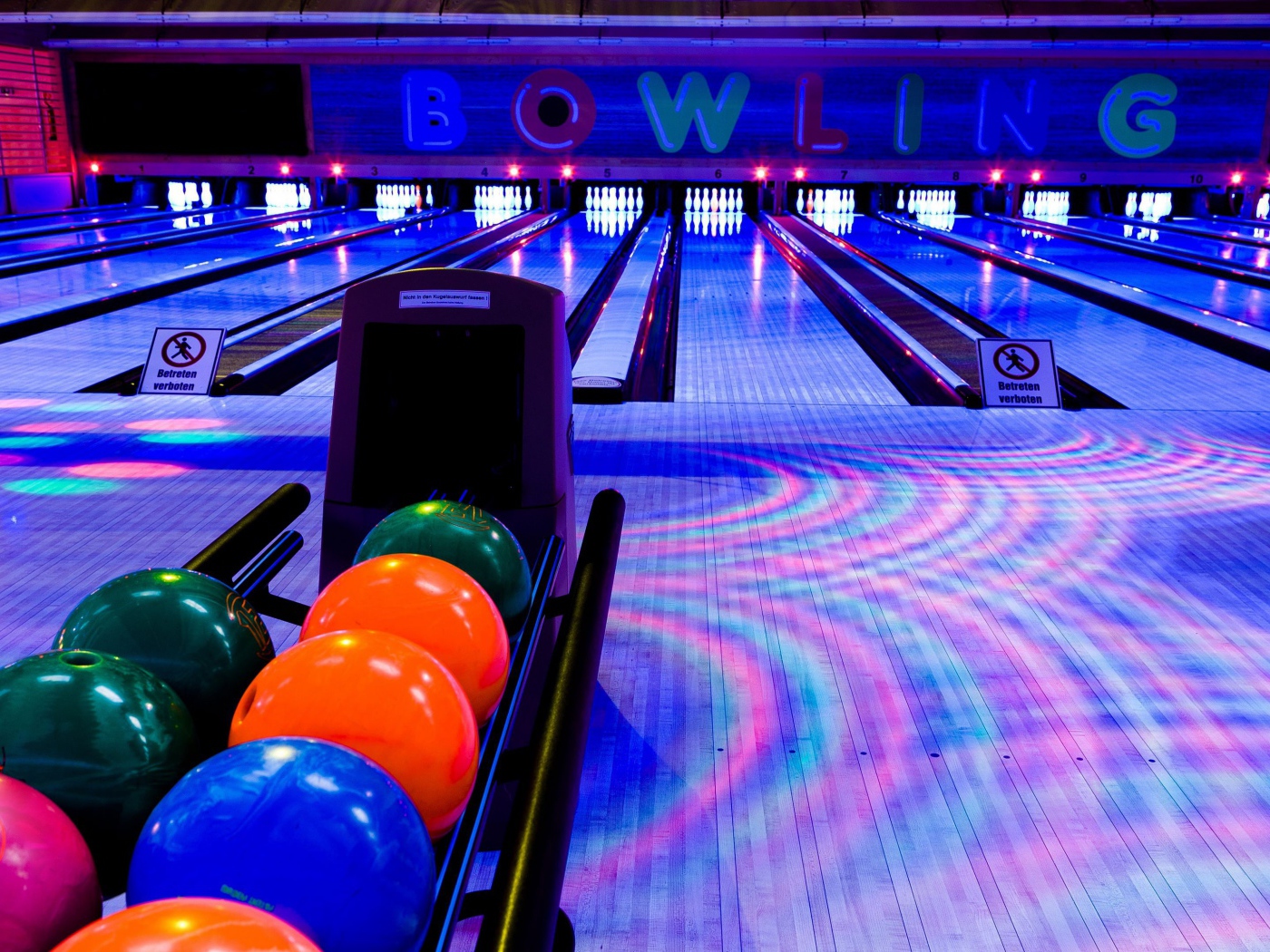 Шары и дорожки в боулинг клубе 