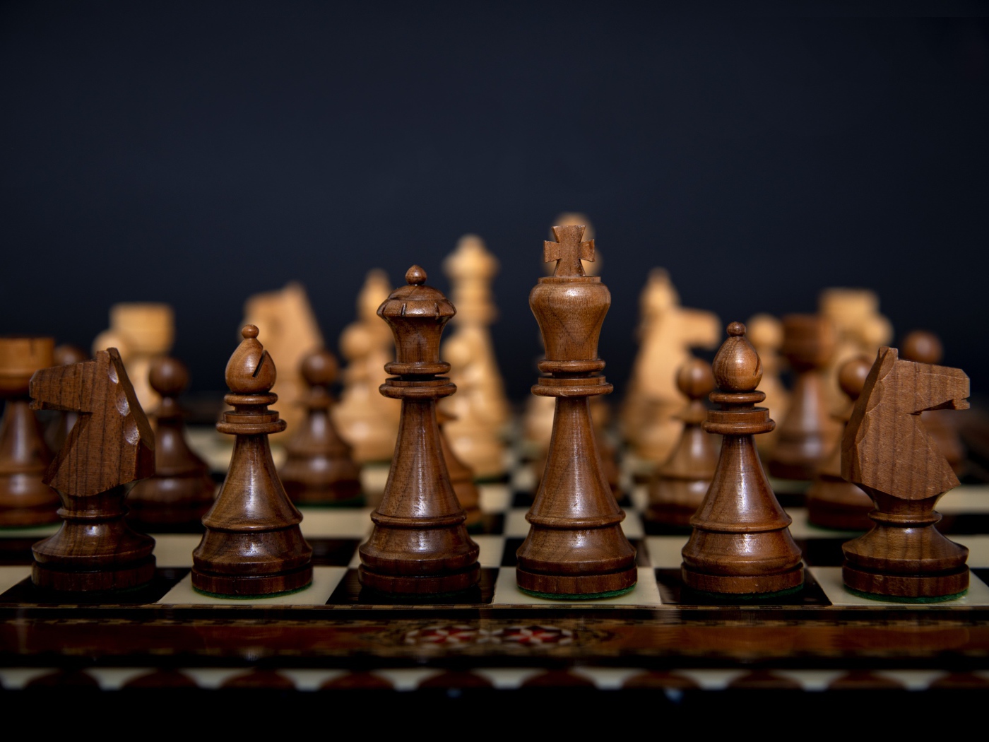 Красивые деревянные шахматы на доске 