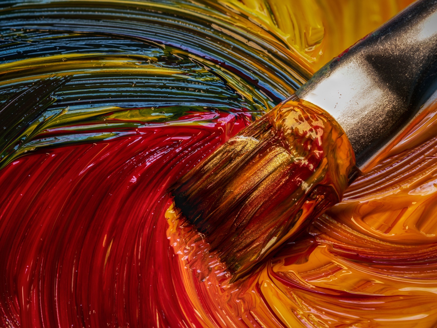 Кисть смешивает краски в палитре 