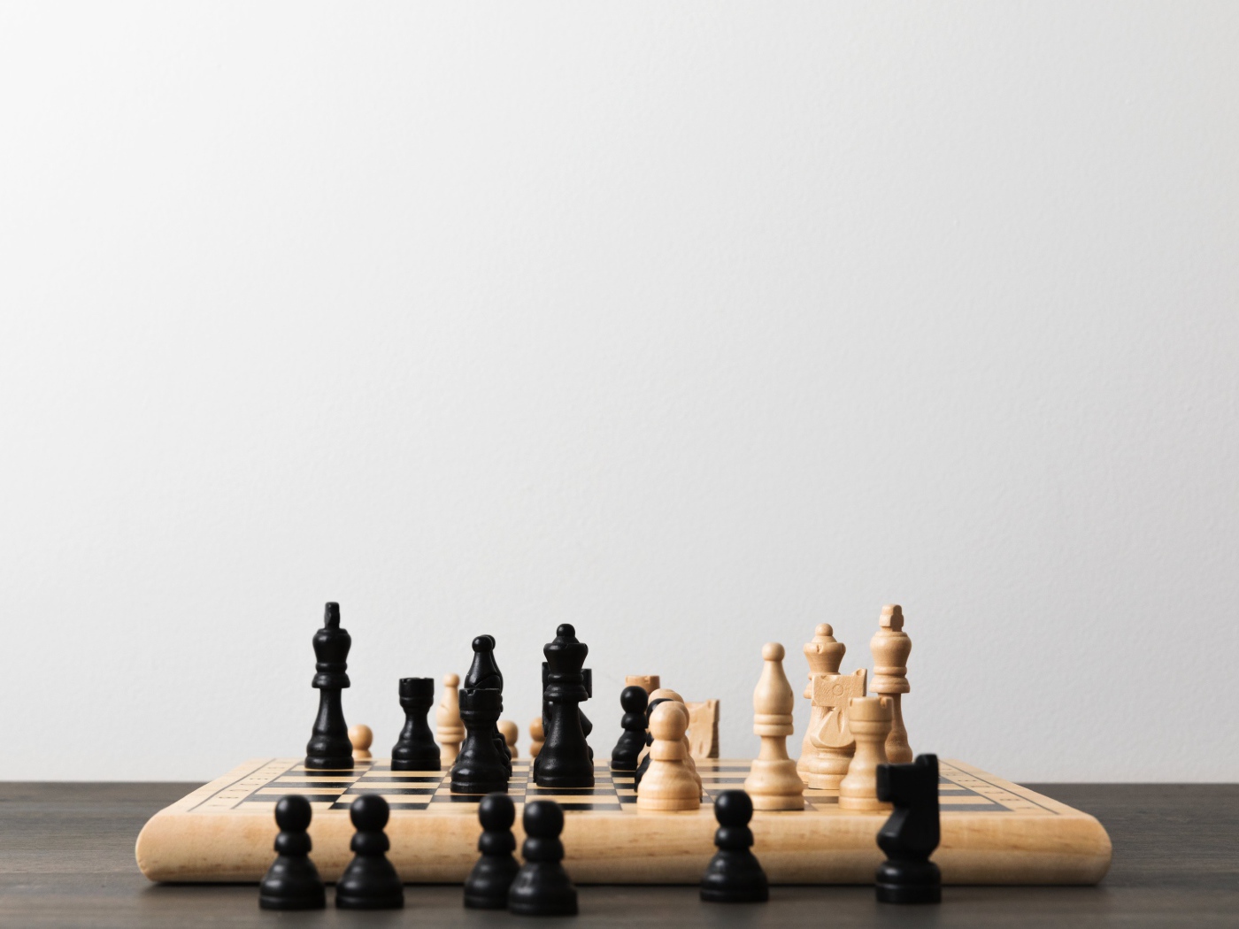 Шахматная доска с фигурами на сером фоне