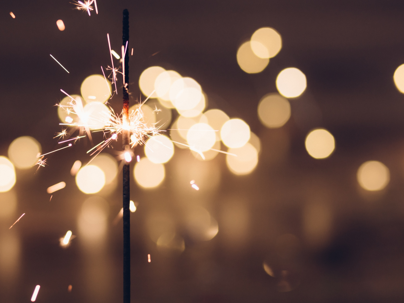 Зажженный бенгальский огонь крупным планом