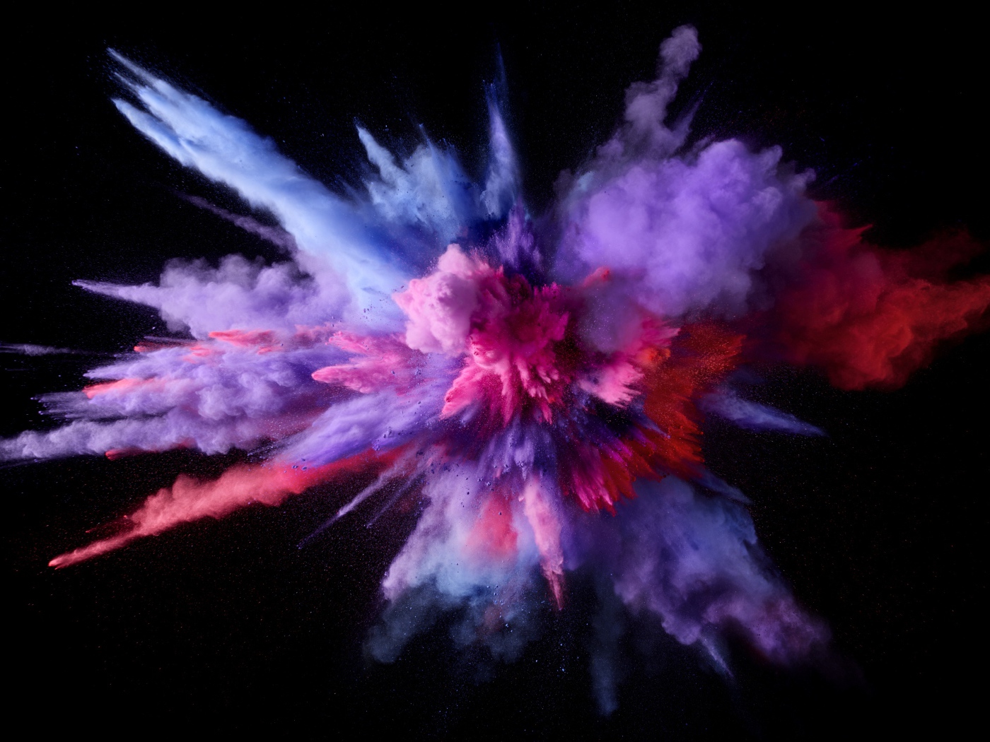 Взрыв разноцветного дыма на черном фоне