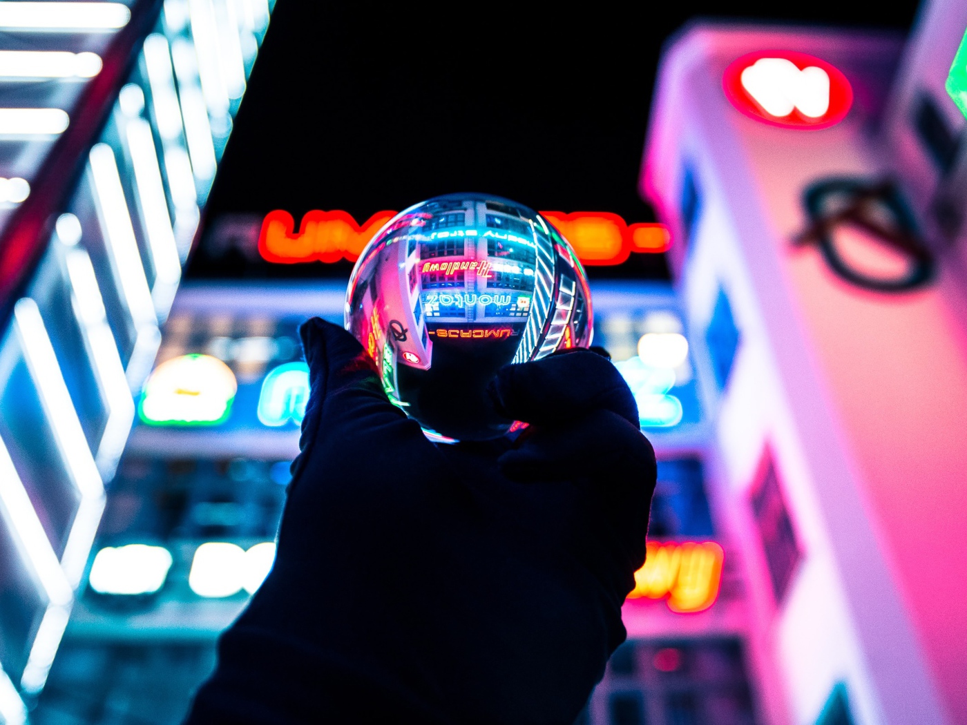 Стеклянный шар в руке на фоне казино 