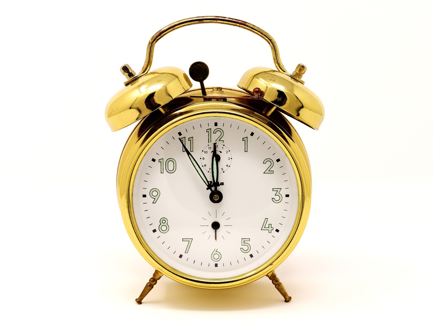 Золотой будильник на белом фоне 