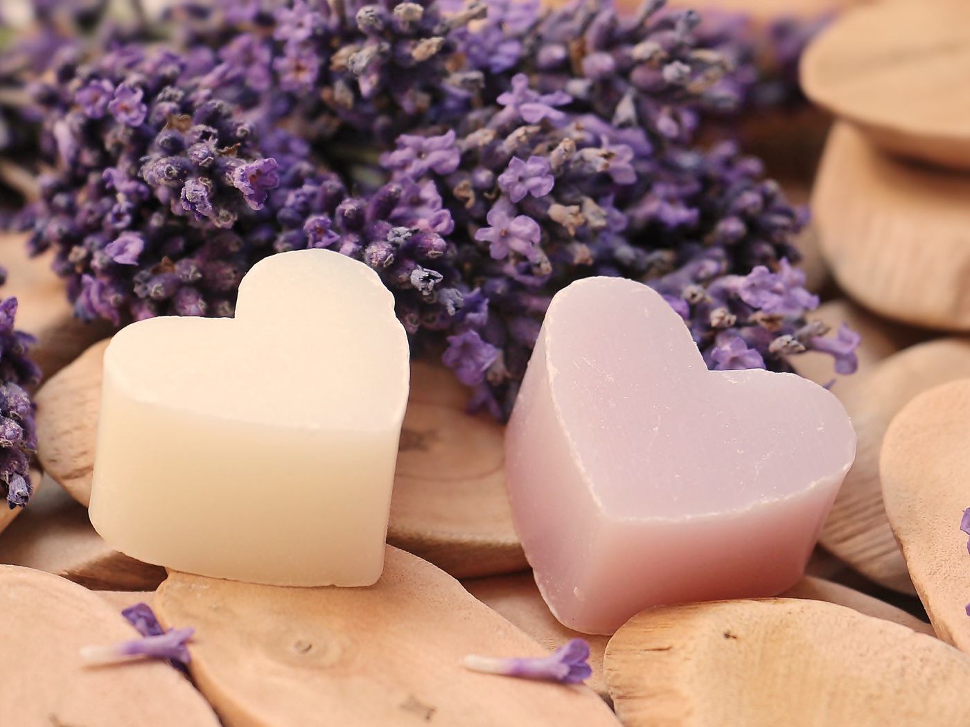 Мыло в форме сердца на столе с цветами лаванды