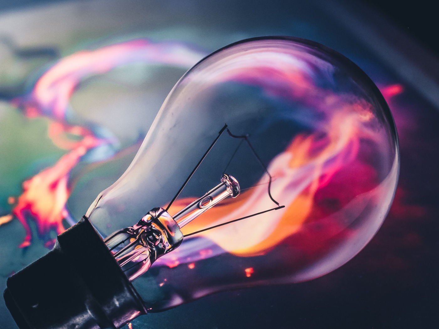 Стеклянная лампочка накаливания на столе 