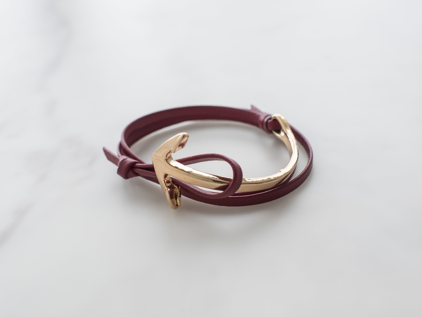 Кожаный браслет на руку на сером фоне