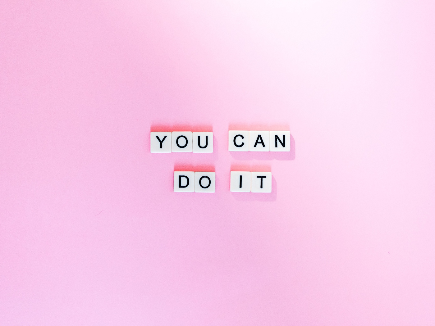Надпись на кубиках You can do it на розовом фоне