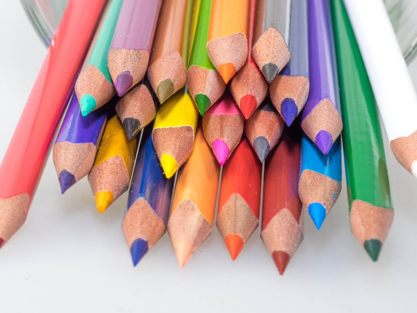 Разноцветные карандаши на белом фоне крупным планом