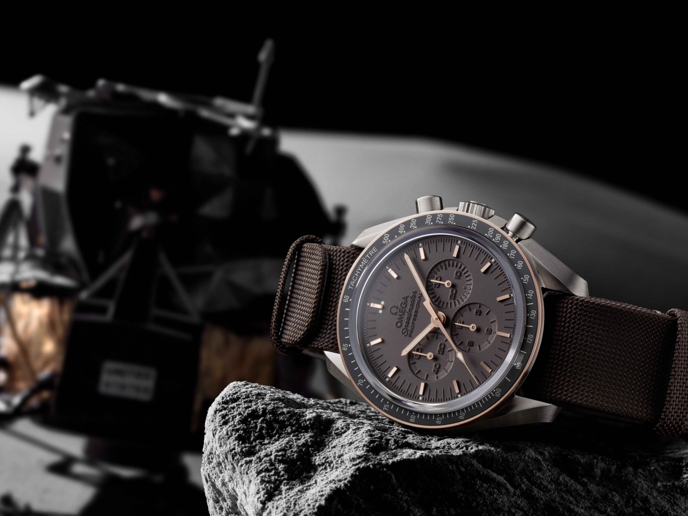 Мужские наручные часы Omega NASA лежат на камне