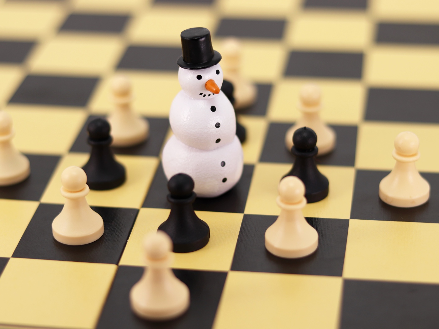 Фигурка снеговика на шахматной доске