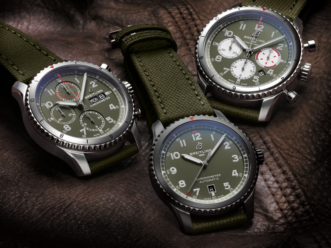 Трое мужских часов Breitling на кожаной куртке