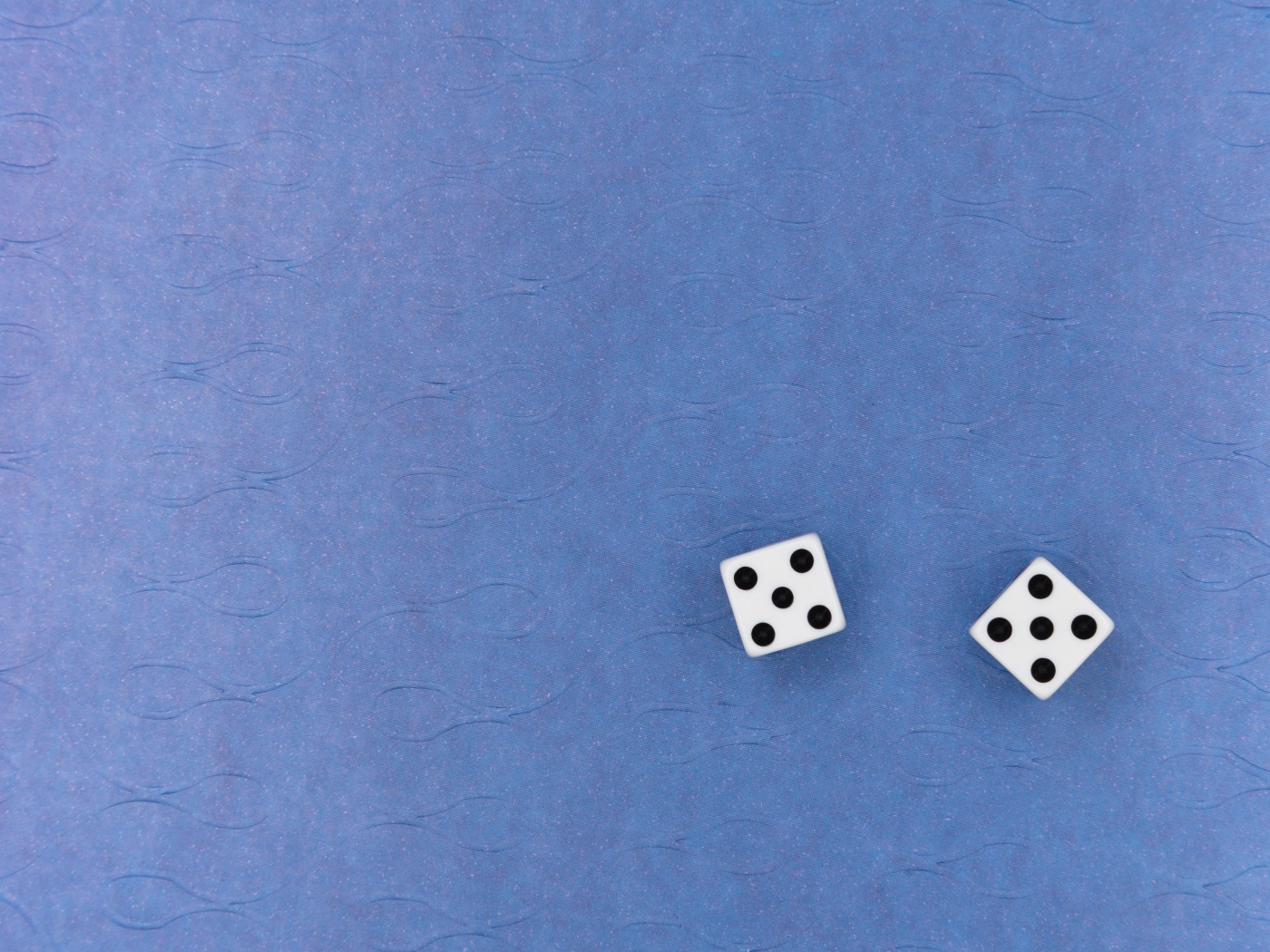 Две игральные кости на синем фоне