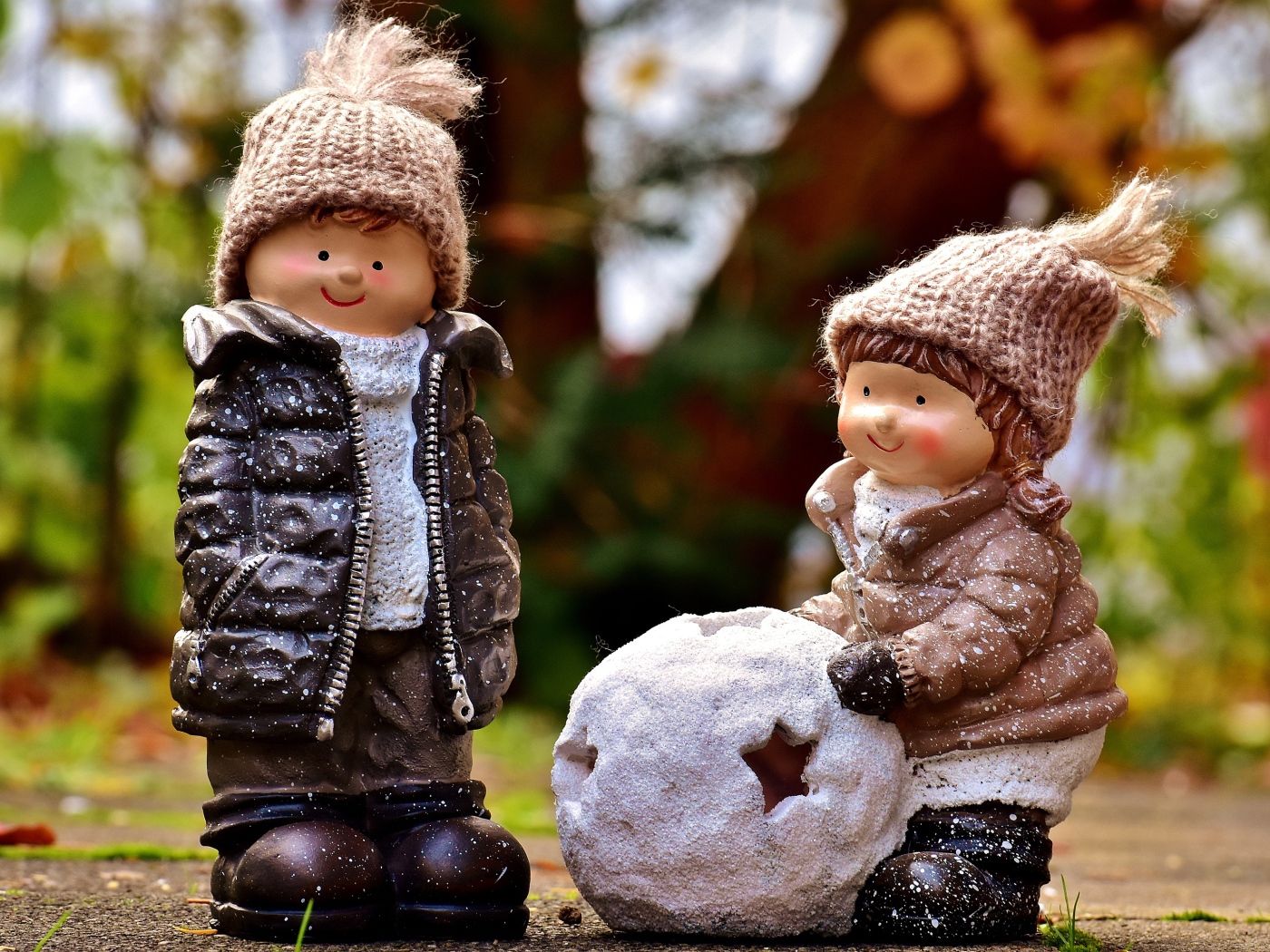 Две садовые статуэтки девочки и мальчика 