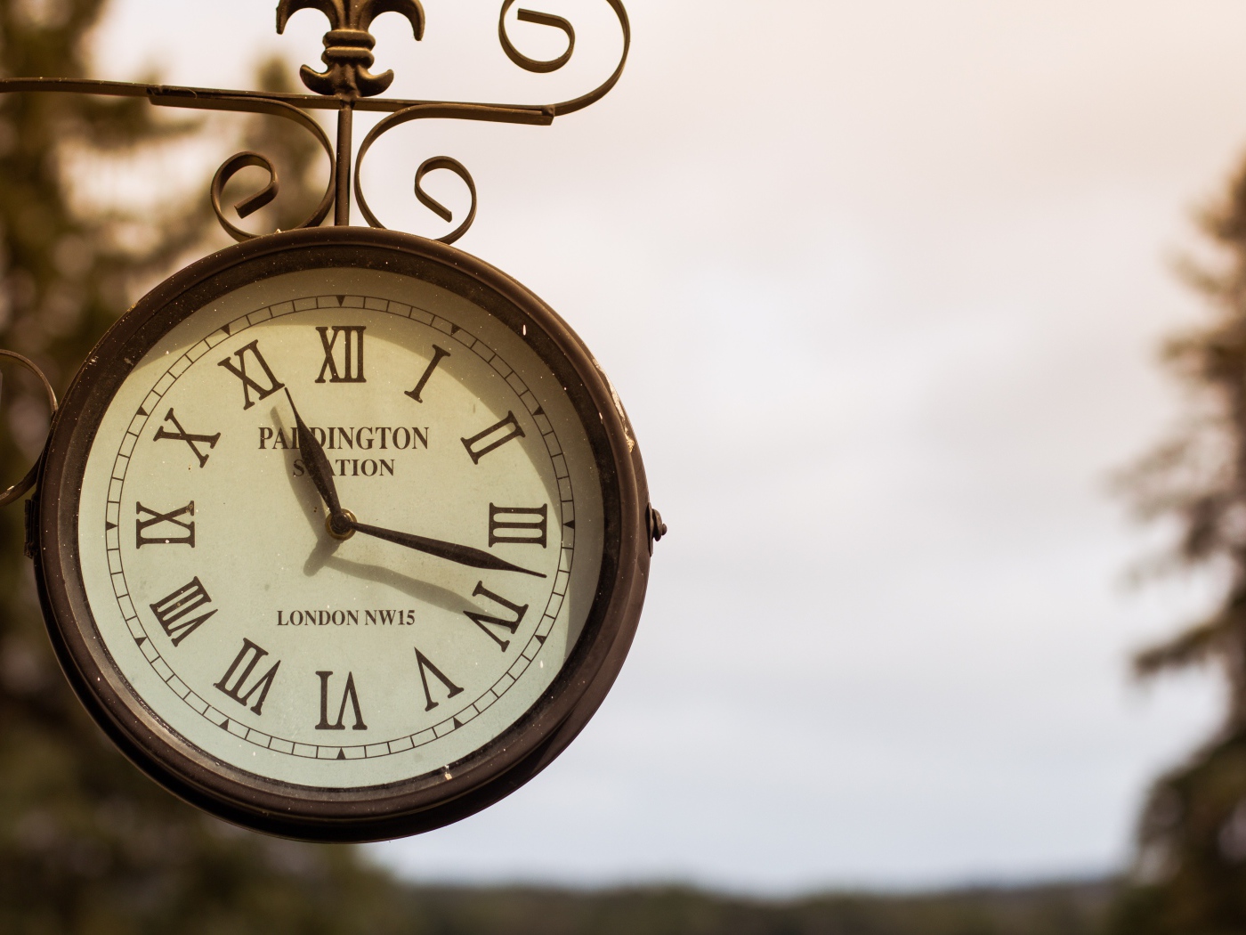 Старинные уличные часы показывают время 