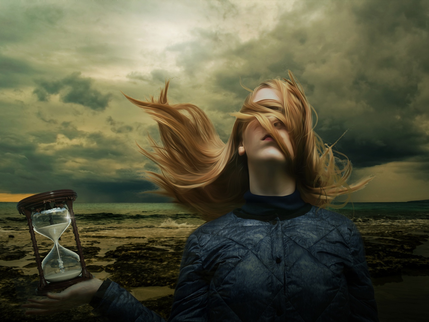 Девушка с волосами на лице держит песочные часы