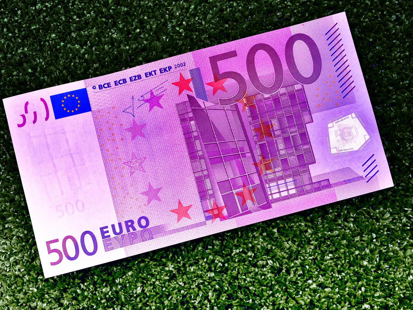 Купюра 500 евро на зеленом фоне