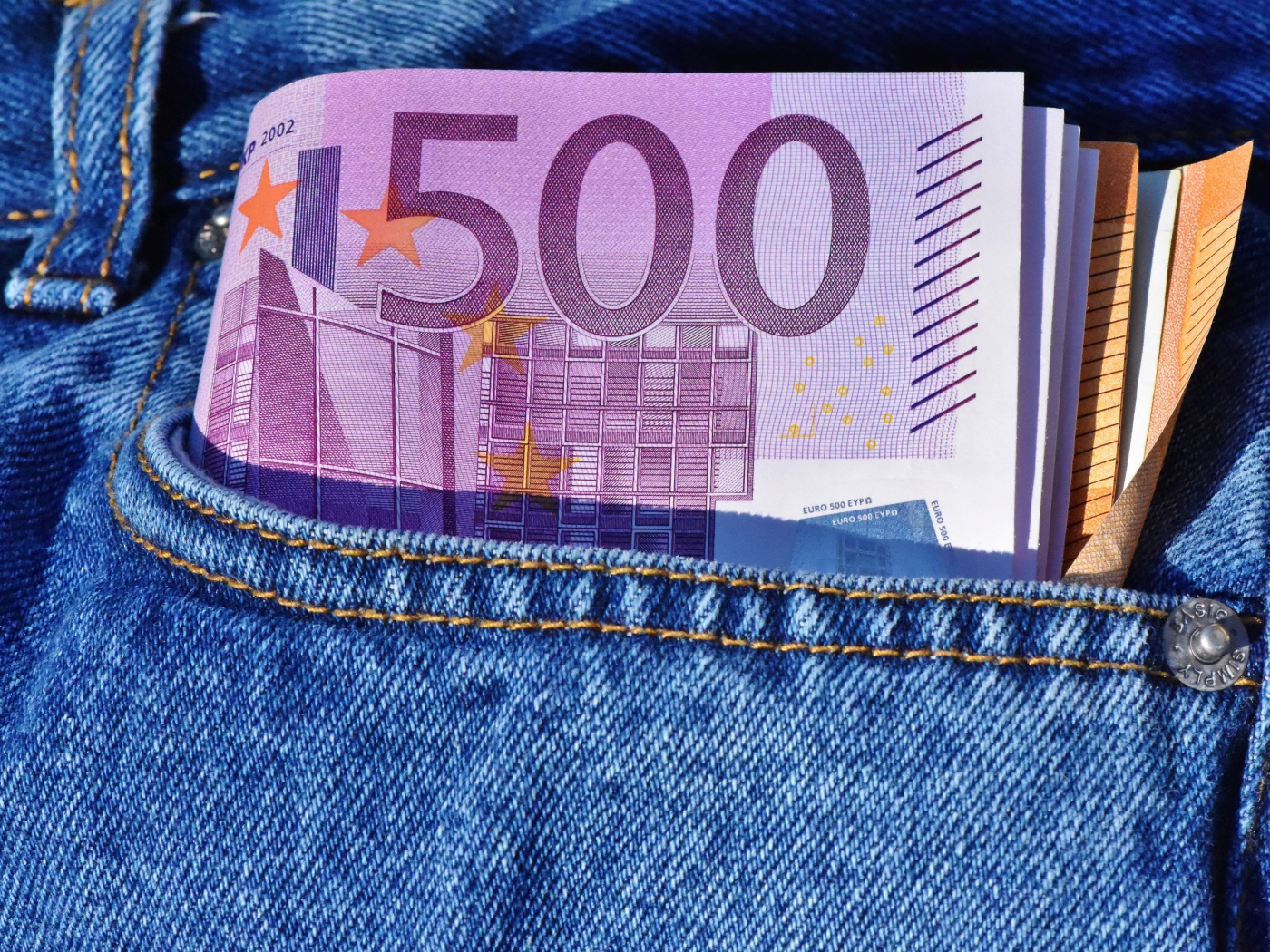 Пачка купюр евро в кармане 