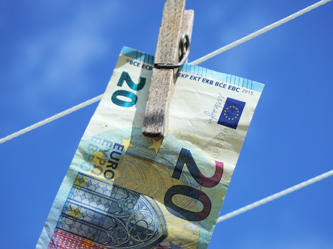 Купюра двадцать евро висит на веревке 