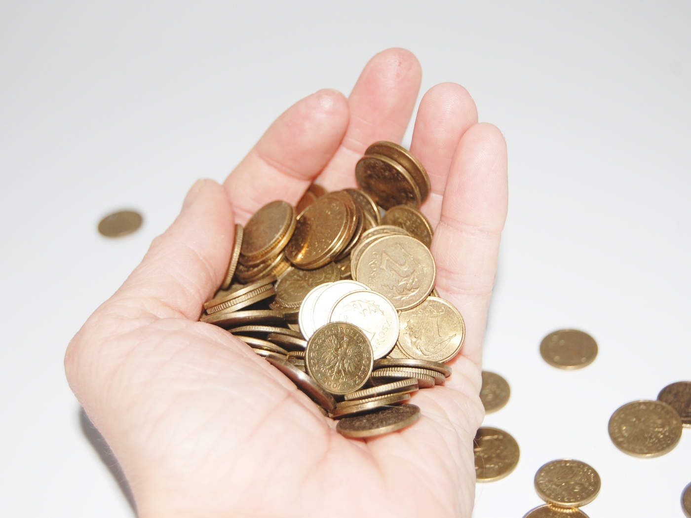 Много монет в ладони 