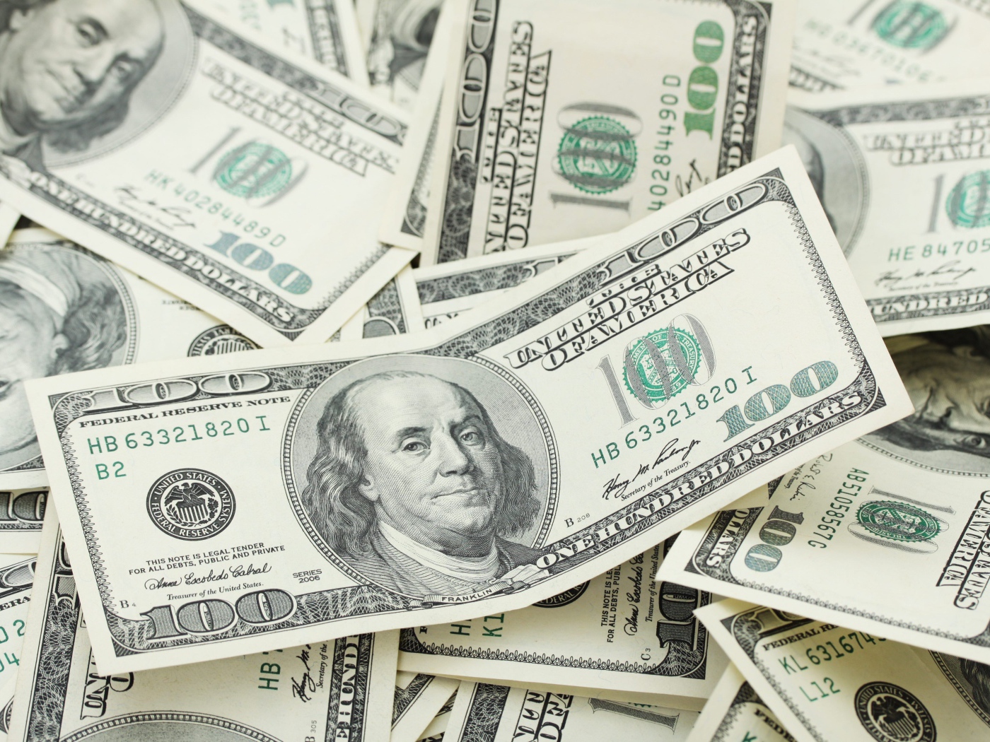 Много купюр по сто долларов крупным планом