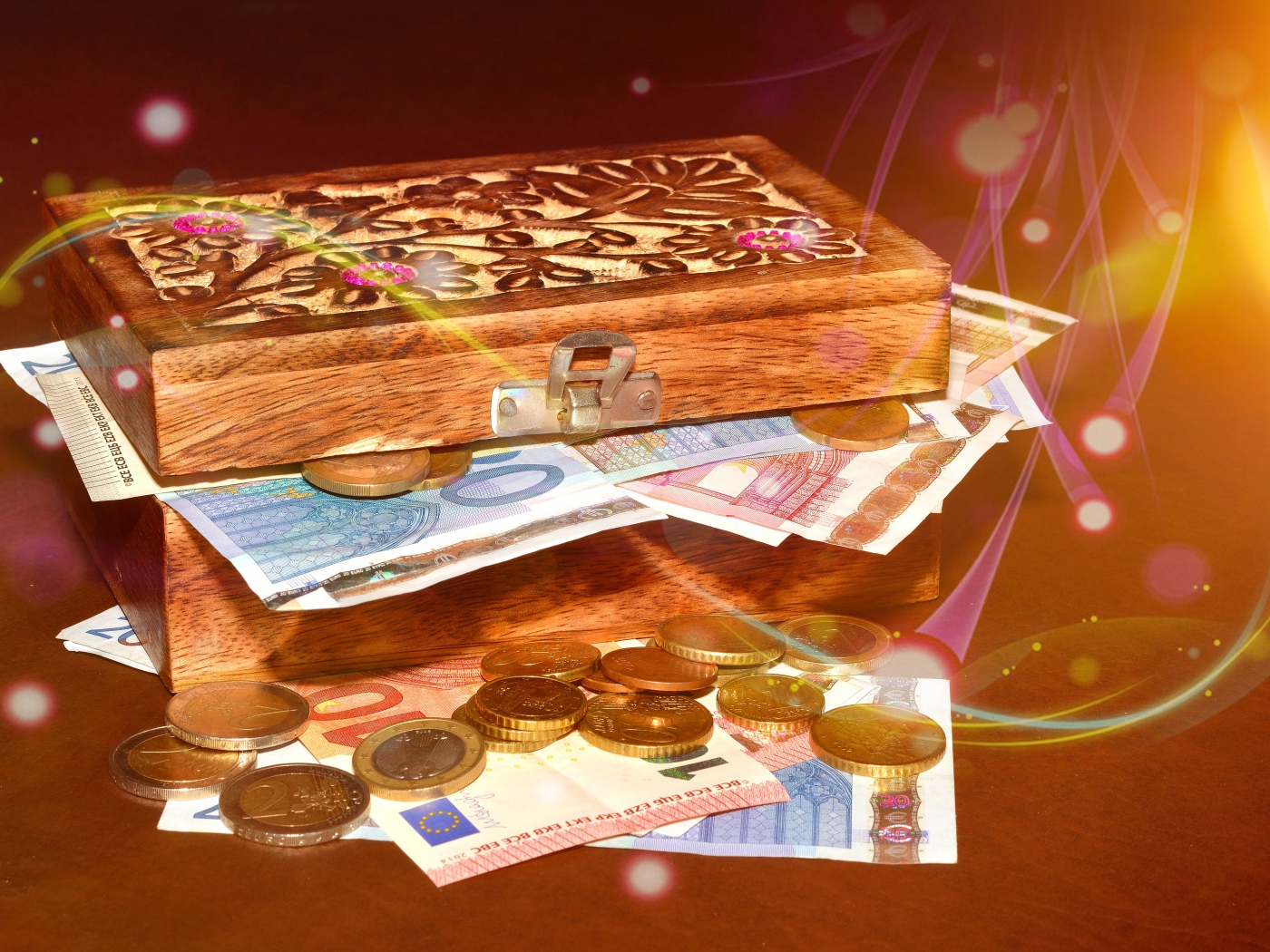 Деревянный сундук с деньгами и монетами