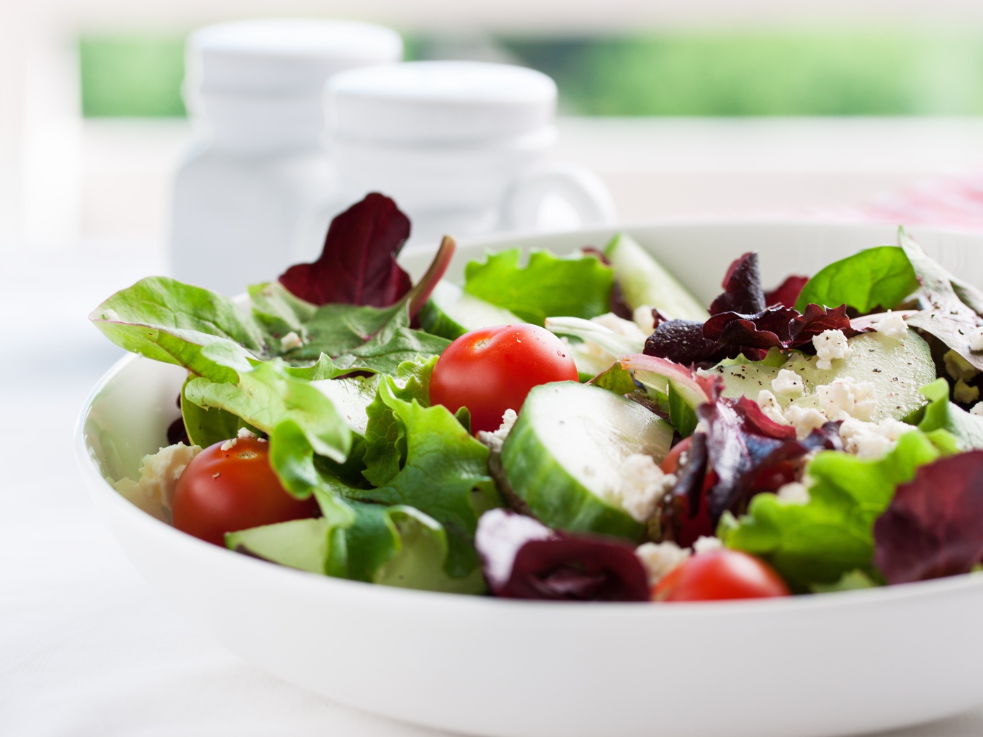 Аппетитный салат со свежими огурцами, помидорами и сыром