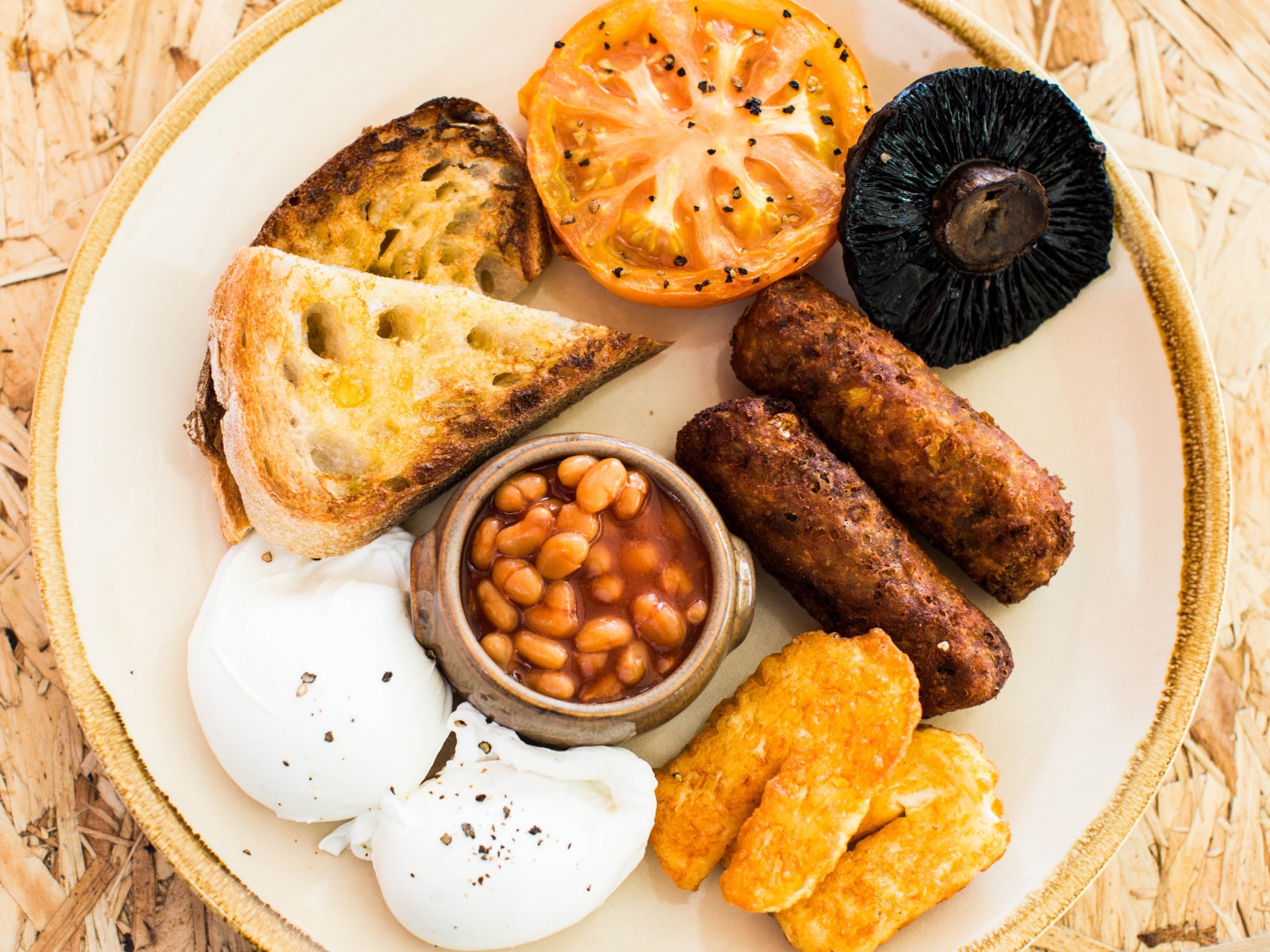 Запеченные овощи на тарелке с фасолью и гренками 