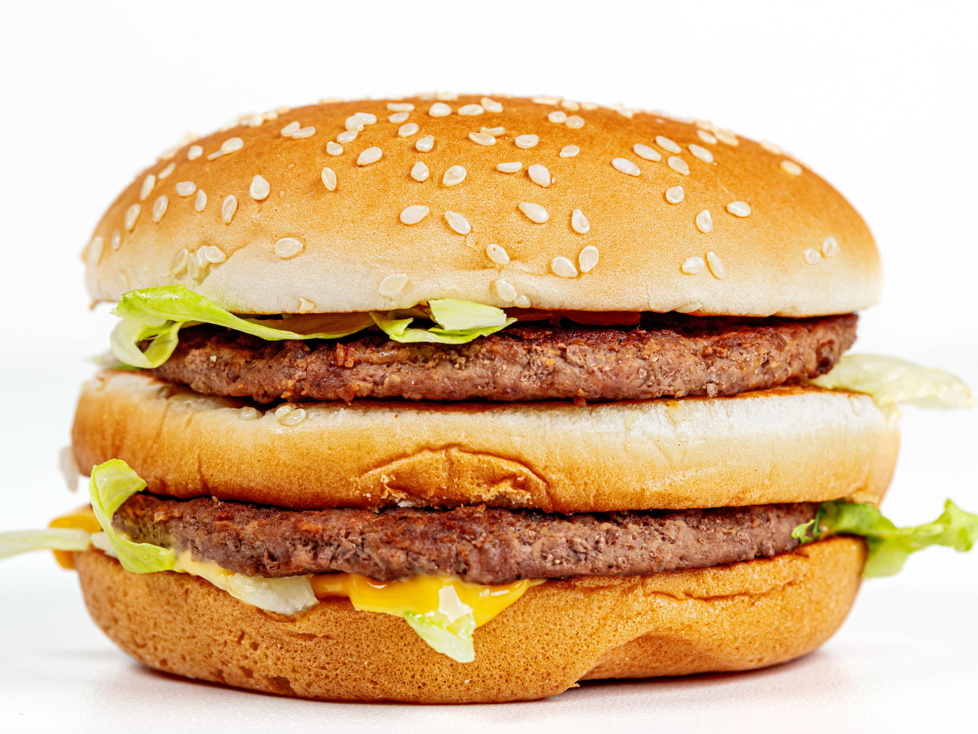 Большой аппетитный гамбургер на белом фоне