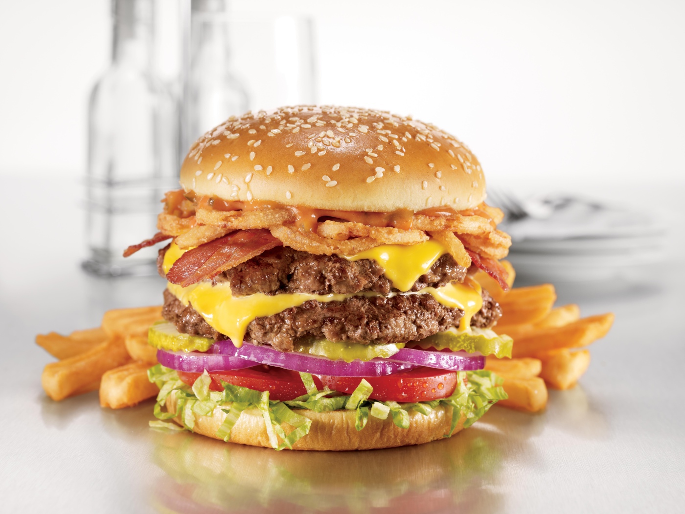 Большой вкусный гамбургер с котлетами на столе