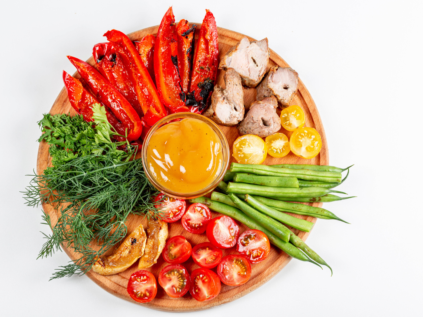 Доска с овощами, зеленью и мясом