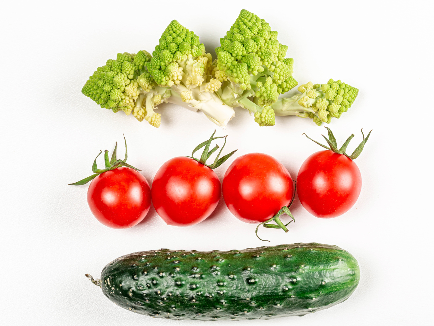 Капуста, помидоры и огурец на белом фоне