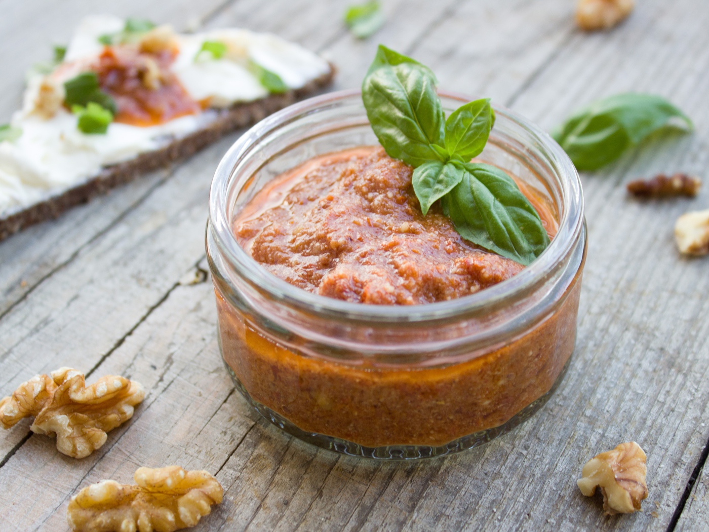 Икра в банке с базиликом на столе с орехами 