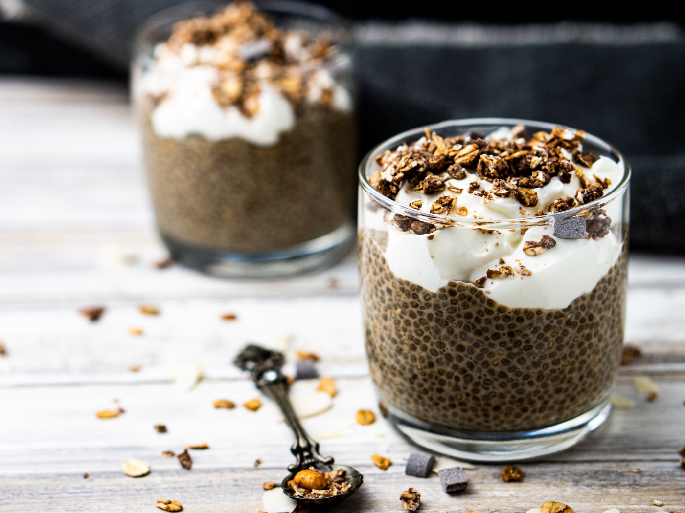 Семечки чиа в стакане с йогуртом 
