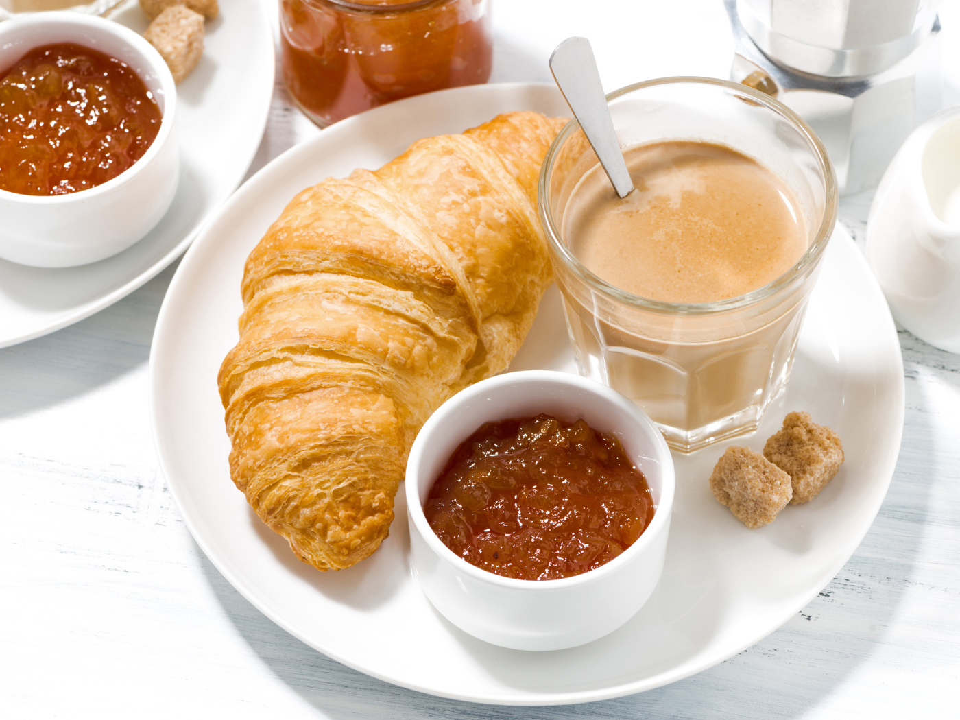 Какао на тарелке с джемом и круассаном