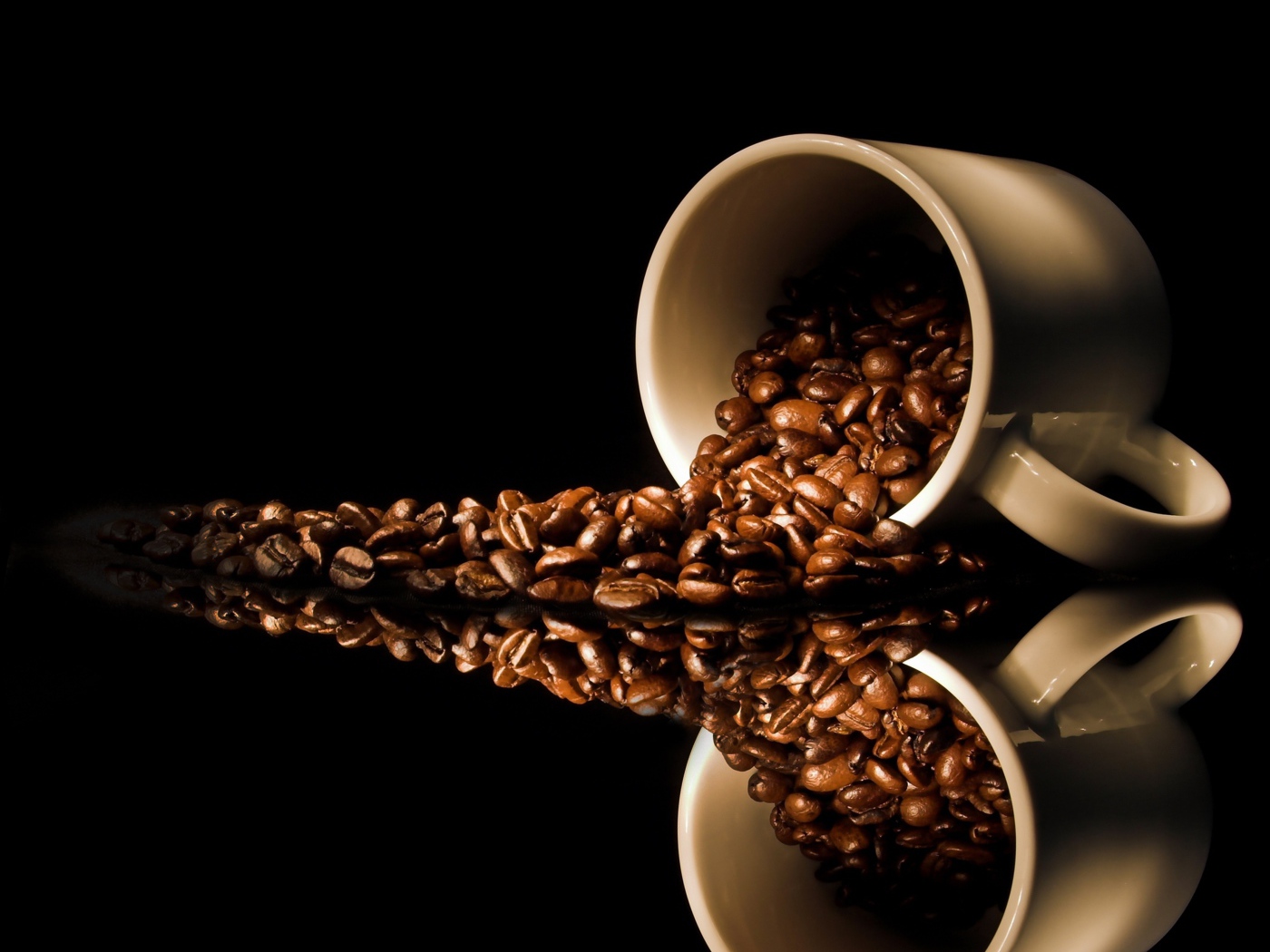 Кофейные зерна рассыпаны с белой кружки на стол