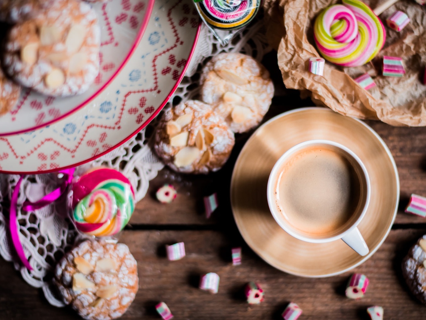 Чашка кофе на столе с печеньем и конфетами