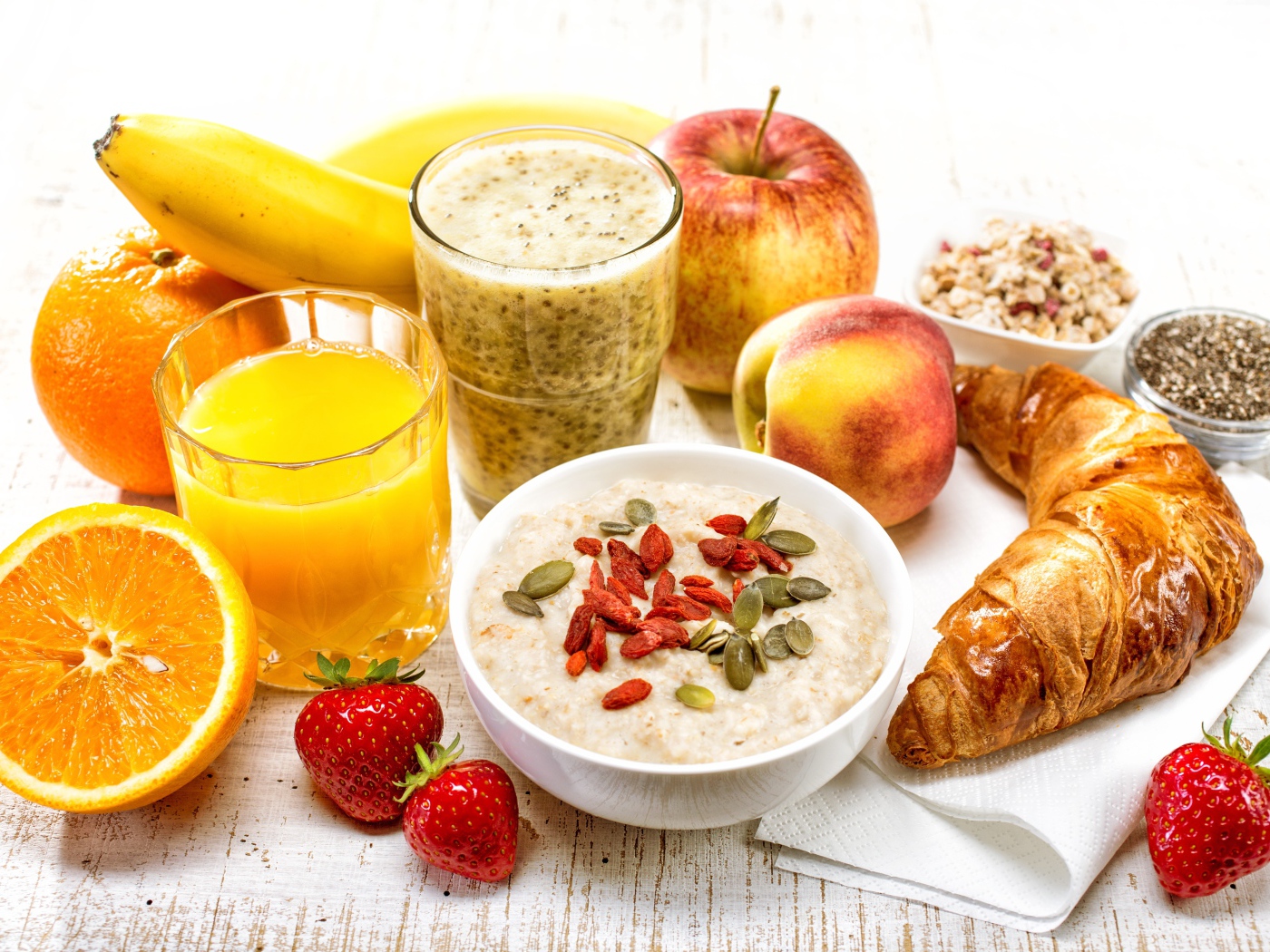 Вкусный завтрак с фруктами на столе 