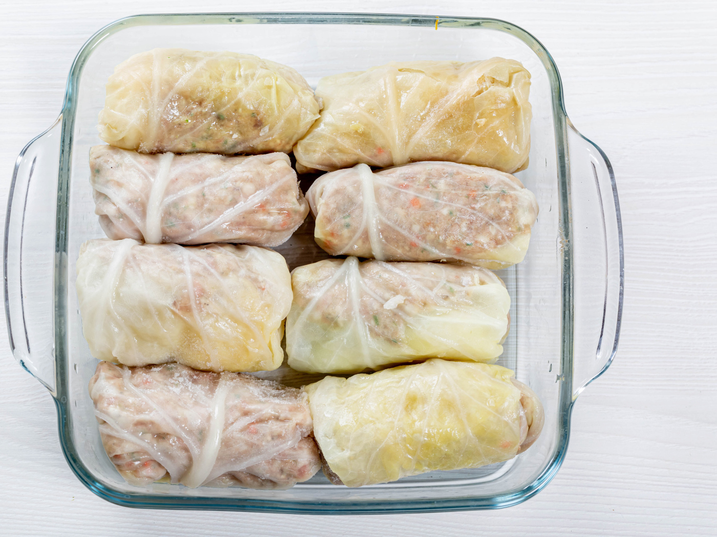 Вкусные голубцы в стеклянной посуде на столе